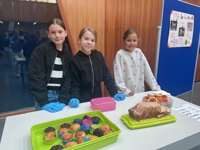 Soziales Fest Stand Kuchen Maedels