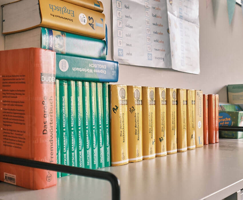 Ein Regal mit vielen Wörterbüchern aufgestellt