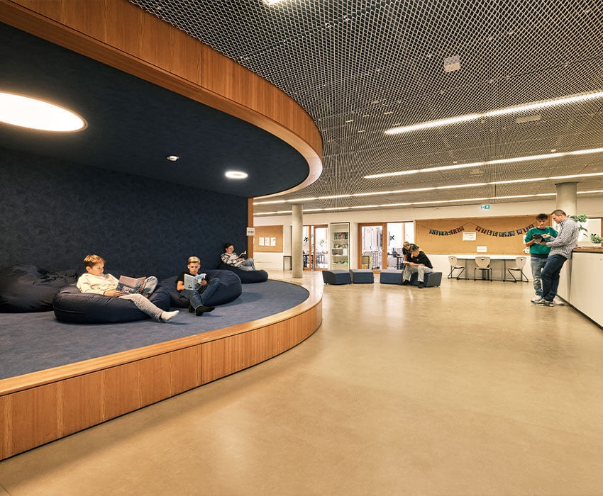 Die Aula mit einer Bühne und Sitzsäcken sowie einem Tresen