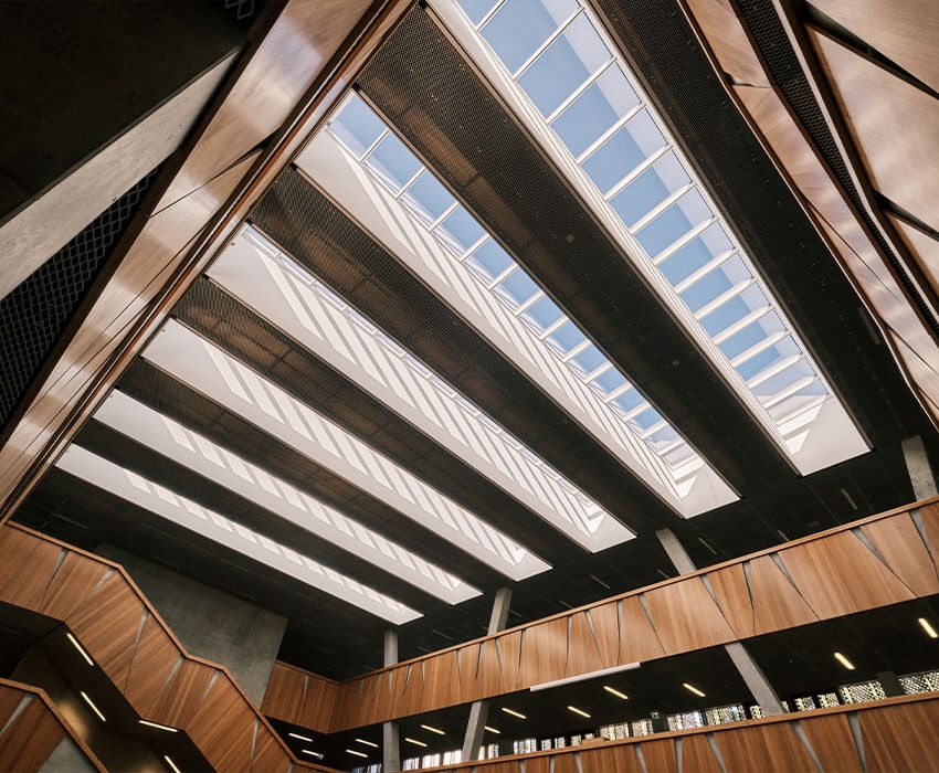 Die Decke der Schule moder, minimalistisch und gut Lichtdurchflutet