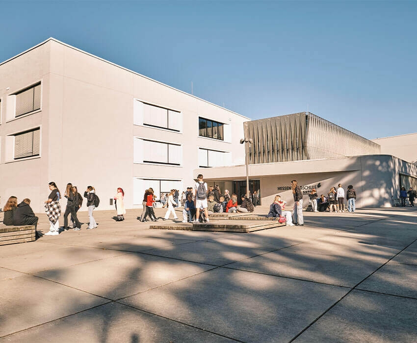 Ein Bild von dem Kollegium aufgestellt in der Aula für ein Gruppenfoto